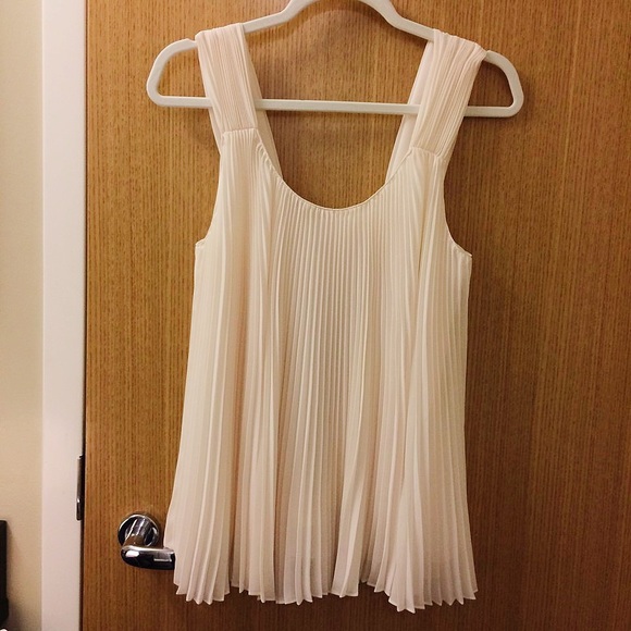 Club Monaco Tops - Club Monaco Sleeveless Pleated Tank Top White XSP